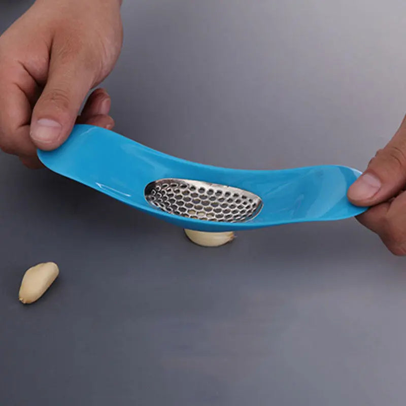 blue garlic grater working showcase